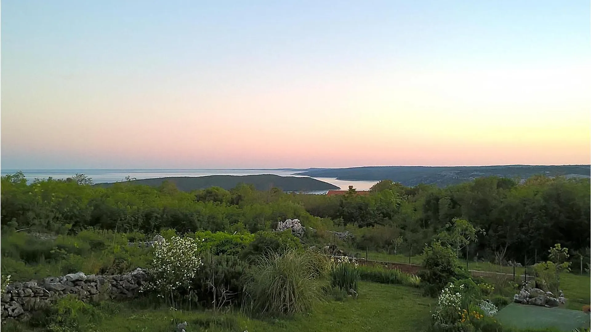 1 Bedroom Lovely Apartment In Koromacno